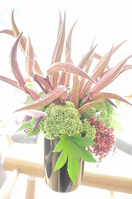 今週のお花 【オクラ、セダムグリーン、ペッパーベリー、アンスリューム、キイチゴ】 